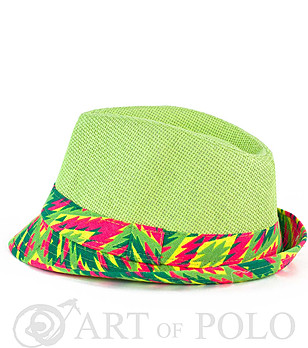 Мека зелена шапка с цветна декорация снимка