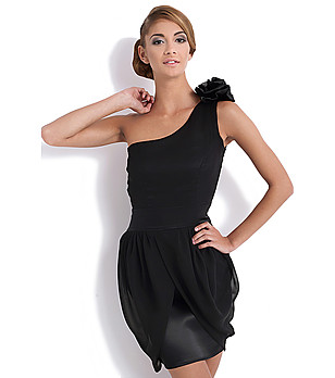 Асиметрична черна рокля снимка