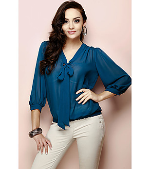 Синя блуза с ефектни ръкави снимка
