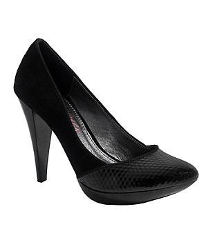Черни дамски заострени обувки от Red hot снимка