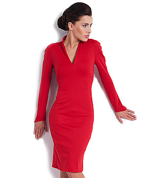 Червена рокля с V-образно деколте снимка