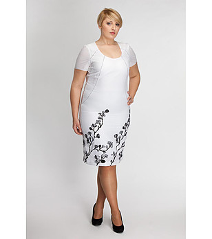 Бяла памучна рокля с флорални мотиви снимка