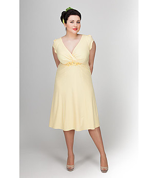 Жълта разкроена рокля снимка