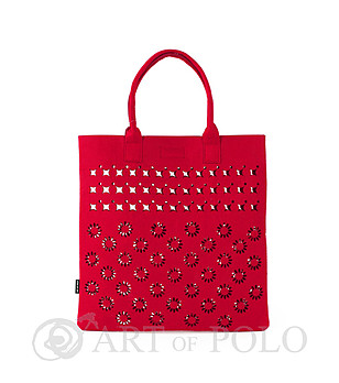 Червена дамска чанта с перфорации снимка