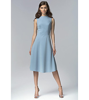 Синя рокля с елегантен дизайн снимка