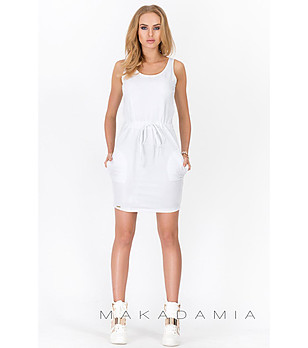 Бяла спортна рокля снимка