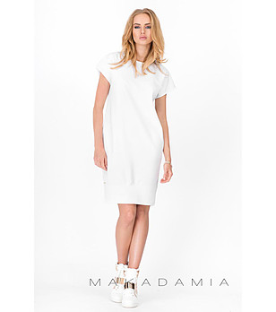 Бяла рокля с изчистен дизайн снимка