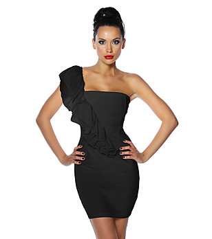 Черна рокля с декорация при рамото снимка