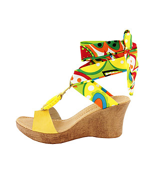 Дамски жълти сандали с многоцветни елементи снимка