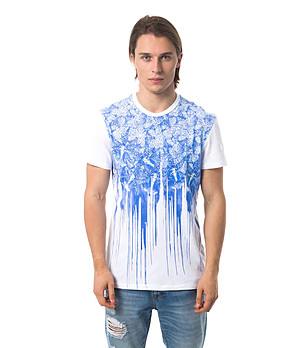 Памучна бяла мъжка тениска със син принт снимка