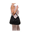 Черна дамска чанта с фигурални мотиви-4 снимка