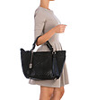 Черна кожена дамска чанта с пискюл-4 снимка