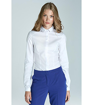 Елегантна дамска риза в бяло снимка