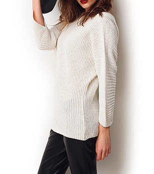 Дамски пуловер в екрю с широко деколте снимка