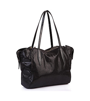 Черна дамска чанта с релеф снимка