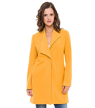 Жълто дамско палто снимка