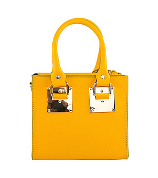 Жълта кожена дамска чанта с метални елементи снимка