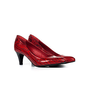 Червени кожени дамски обувки на ток снимка
