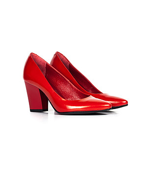 Червени кожени дамски обувки с масивен ток снимка