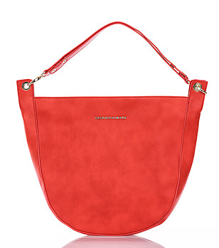 Червена дамска чанта с овална форма снимка
