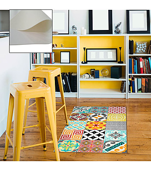 Многоцветен килим с фигурални принтове снимка