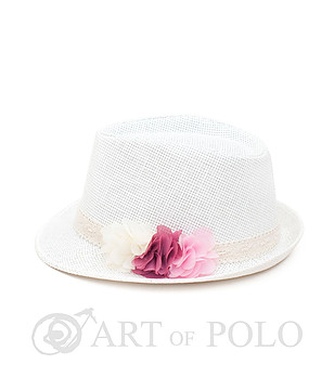 Бяла дамска шапка с декоративни цветя Iris снимка