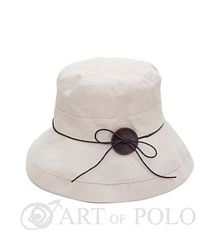 Дамска шапка в цвят крем с декоративно копче Daneta снимка