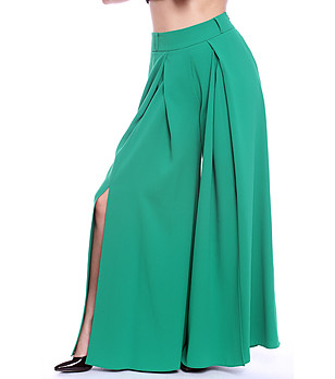 Пола-панталон в зелено снимка
