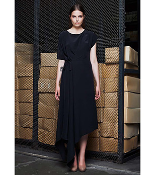 Черна асиметрична копринена рокля  Milan снимка