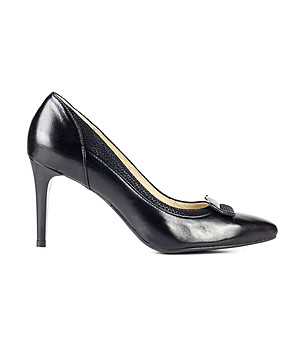 Черни дамски обувки от естествена кожа на ток снимка