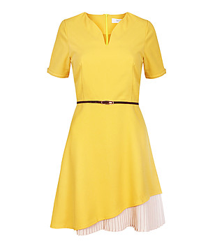 Жълта рокля с бежов елемент снимка