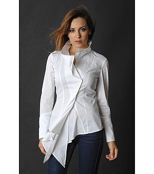 Асиметрична дамска риза в бяло снимка