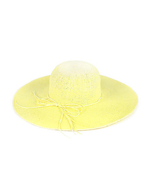 Жълта дамска шапка с козирка Daphie снимка
