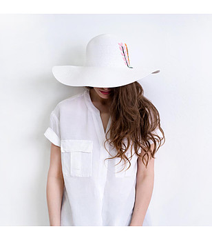 Бяла дамска шапка с флорални мотиви Lavoni снимка