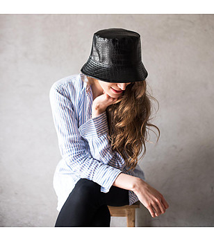 Черна шапка от еко кожа с релеф  Irene снимка