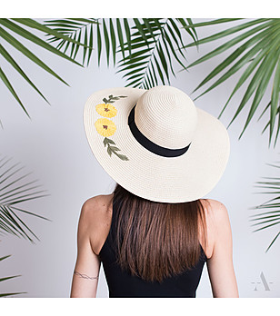 Бежова дамска шапка с жълти цветя Nely снимка
