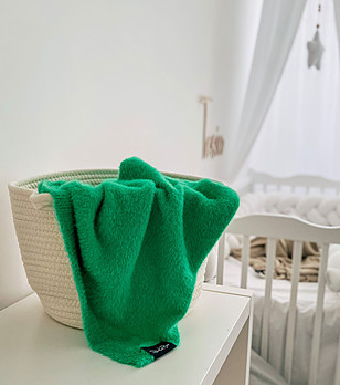 Бебешко пухкаво одеяло в зелен нюанс снимка