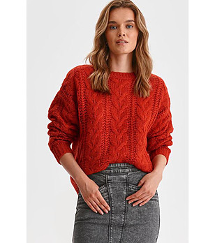 Дамски пуловер с плетеници в червен нюанс снимка