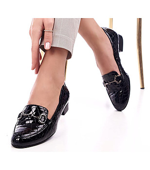 Черни дамски кожени обувки с кроко релеф Flavia снимка