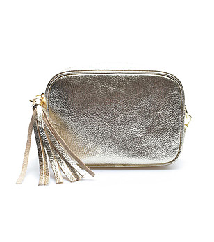 Златиста малка дамска кожена чанта с металик ефект Irmina снимка