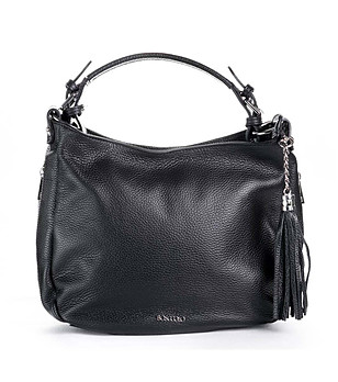Дамска кожена чанта в черен цвят с ефектен детайл снимка