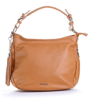 Дамска кожена чанта в нюанс на цвят коняк с ефектен детайл снимка