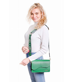 Дамска чанта в зелено с ефектна презрамка Karra снимка