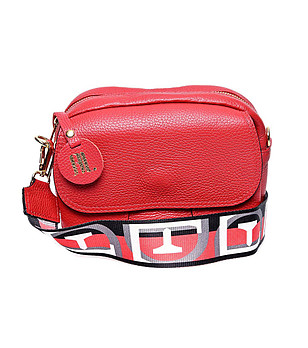 Червена дамска кожена чанта с ефектна презрамка Teti снимка
