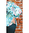 Бяла дамска шифонена риза с флорален принт в сини нюанси-3 снимка