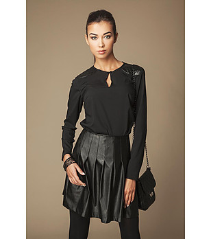Черна дамска блуза с обло деколте снимка