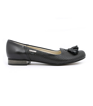 Черни дамски кожени обувки с перфорации Mika снимка
