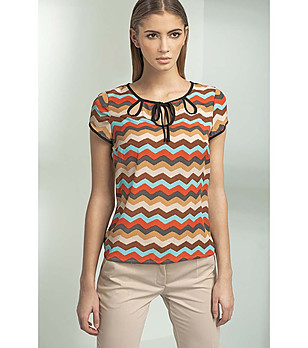 Цветна блуза с черни кантове снимка