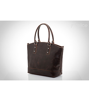 Чанта в тъмнокафяво с изчистен дизайн снимка