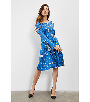 Синя рокля с флорален принт снимка